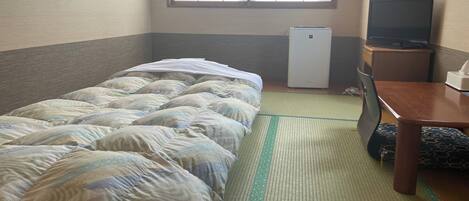 1 bedroom, desk, iron/ironing board, internet