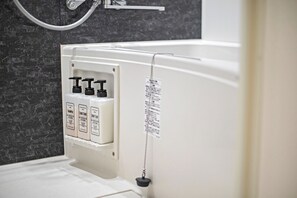 Gratis toalettartiklar och hårtork