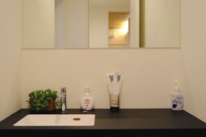 Toalettartikler (inkludert) og hårføner