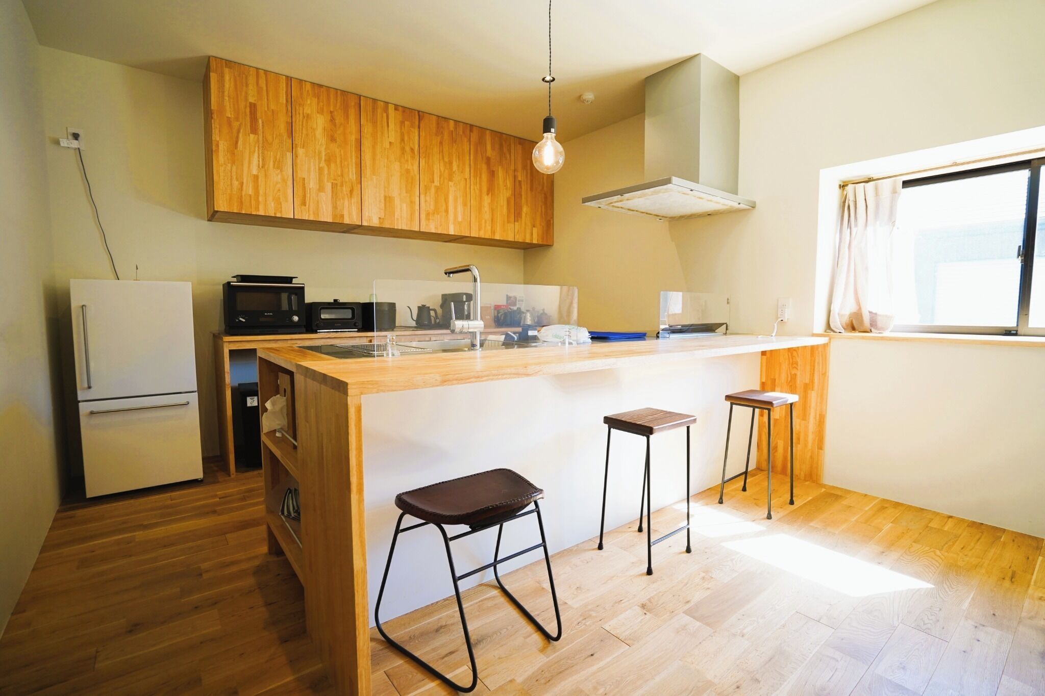 Kjøleskap, mikrobølgeovn, kokeplater og kjøkkenutstyr