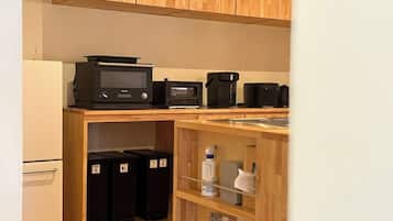 Fridge, microwave, stovetop, cookware/dishes/utensils