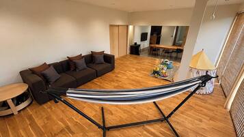 Tv och ett bordtennisbord