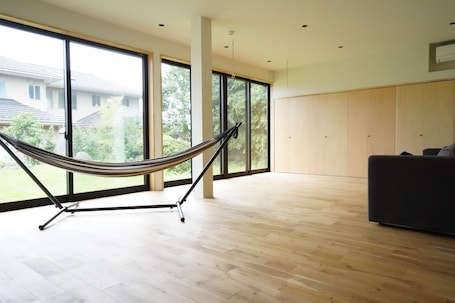 Interior. Treasure trove of experiences and play A moder / Hokuto Yamanashi