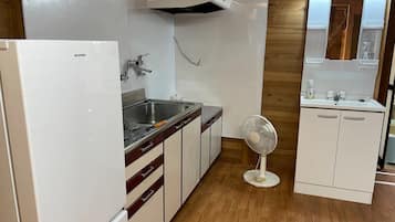 Refrigerador, microondas, parrilla de estufa y utensilios de cocina 