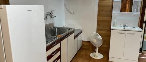 Kühlschrank, Mikrowelle, Herdplatte, Kochgeschirr/Geschirr/Besteck