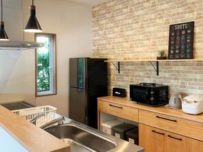 Kjøleskap, mikrobølgeovn, kokeplater og kjøkkenutstyr