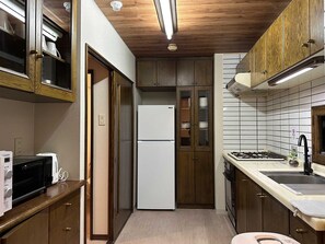 Kühlschrank, Mikrowelle, Herdplatte, Kochgeschirr/Geschirr/Besteck