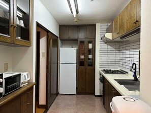 Fridge, microwave, stovetop, cookware/dishes/utensils