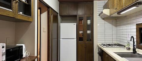 Fridge, microwave, stovetop, cookware/dishes/utensils