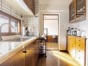 Kühlschrank, Mikrowelle, Herdplatte, Kochgeschirr/Geschirr/Besteck