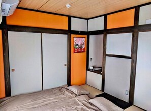3 bedrooms, desk, iron/ironing board, free WiFi