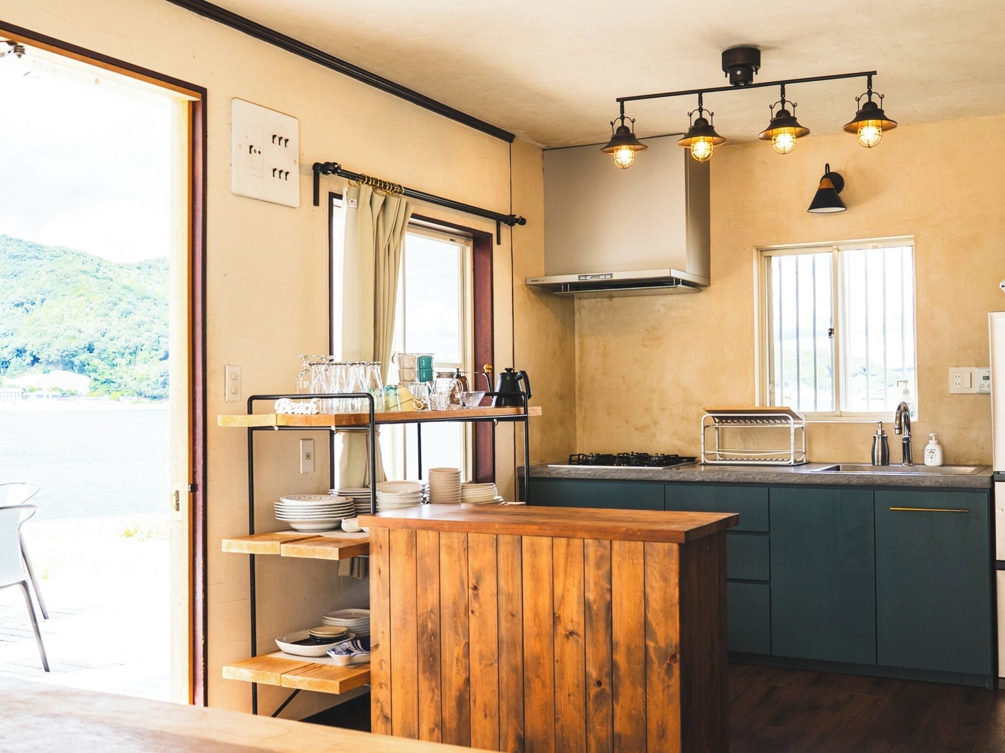 Jääkaappi, mikroaaltouuni, liesi, keittoastiat/astiat/ruokailuvälineet