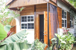 Iron/ironing board, free WiFi, bed sheets - Van Villa Holidays (Negril)