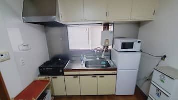 Fridge, microwave, stovetop, cookware/dishes/utensils