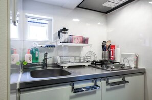 Geladeira, micro-ondas, cooktop, torradeira