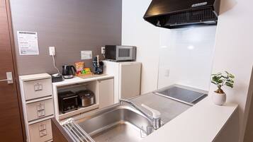 Fridge, microwave, stovetop, cookware/dishes/utensils