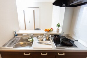 Kjøleskap, mikrobølgeovn, kokeplater og kjøkkenutstyr