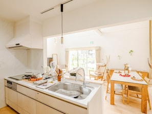Réfrigérateur, four à micro-ondes, surface de cuisson