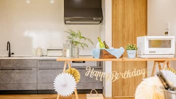 Fridge, microwave, stovetop, cookware/dishes/utensils