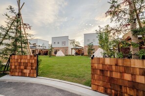 A modern residential complex with multiple houses, a well-maintained lawn, and wooden gates. - Room without meals You can freely bring in your  / Nagahama Shiga (Nagahama)