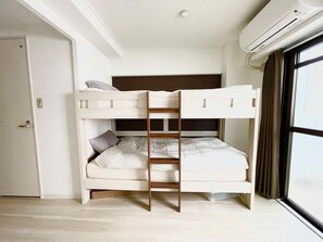 1 bedroom, iron/ironing board, free WiFi, bed sheets - 2minute walk from Osaka Metro Midosuji Line ShinOsaka StationSunrise Guest Room ShinOsaka 301 - 3 minutes walk from ShinOsaka Station Sunrise Guest Room ShinOsaka 301 / Osaka Ōsaka (Osaka)