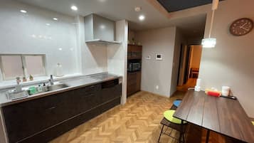 Réfrigérateur, micro-ondes, plaque de cuisson