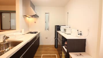 Fridge, microwave, stovetop, cookware/dishes/utensils