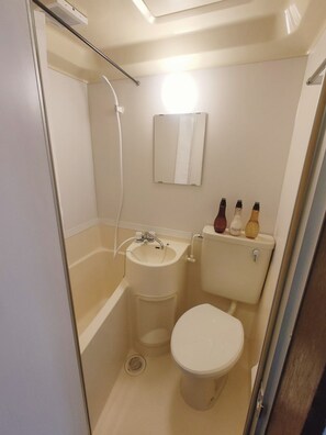 Articles de toilette gratuits, sèche-cheveux, serviettes fournies