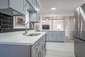 Fridge, microwave, oven, stovetop - Lake Oasis (High Point)