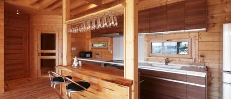 Réfrigérateur, micro-ondes, plaque de cuisson