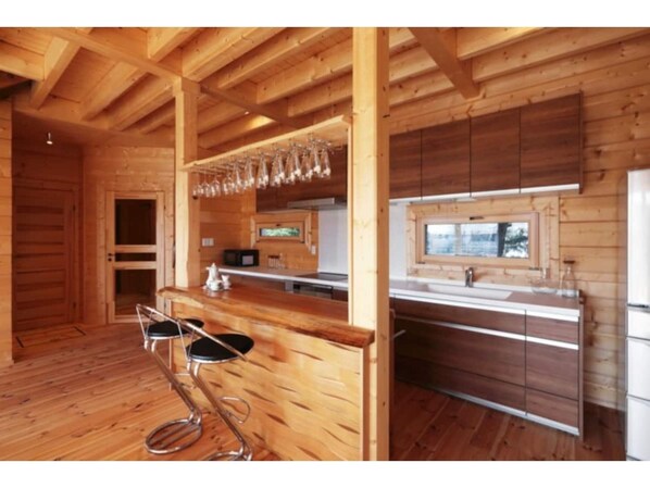 Fridge, microwave, stovetop, cookware/dishes/utensils - Entire building reserved Finnish log house overlooking Mt Asama / Kitasaku-gun Nagano (Kitasaku-gun)