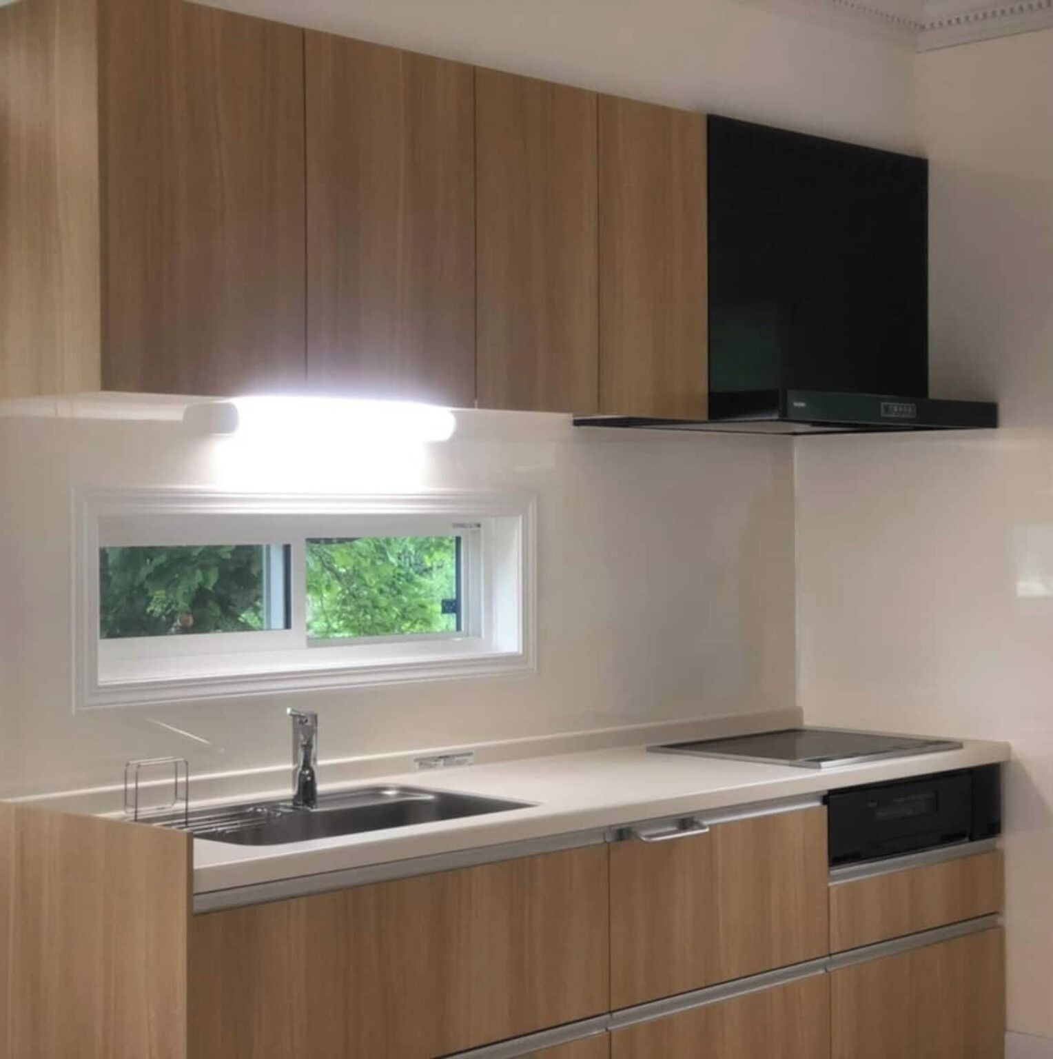 Jääkaappi, mikroaaltouuni, liesi, keittoastiat/astiat/ruokailuvälineet