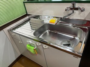 Jääkaappi, mikroaaltouuni, liesi, keittoastiat/astiat/ruokailuvälineet