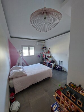 3 bedrooms, desk, iron/ironing board, WiFi