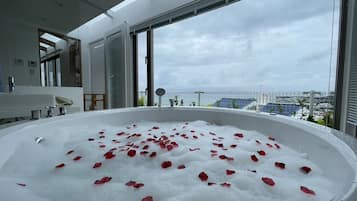 Villa Deluxe | Baño | Tina y regadera independientes y tina de hidromasaje