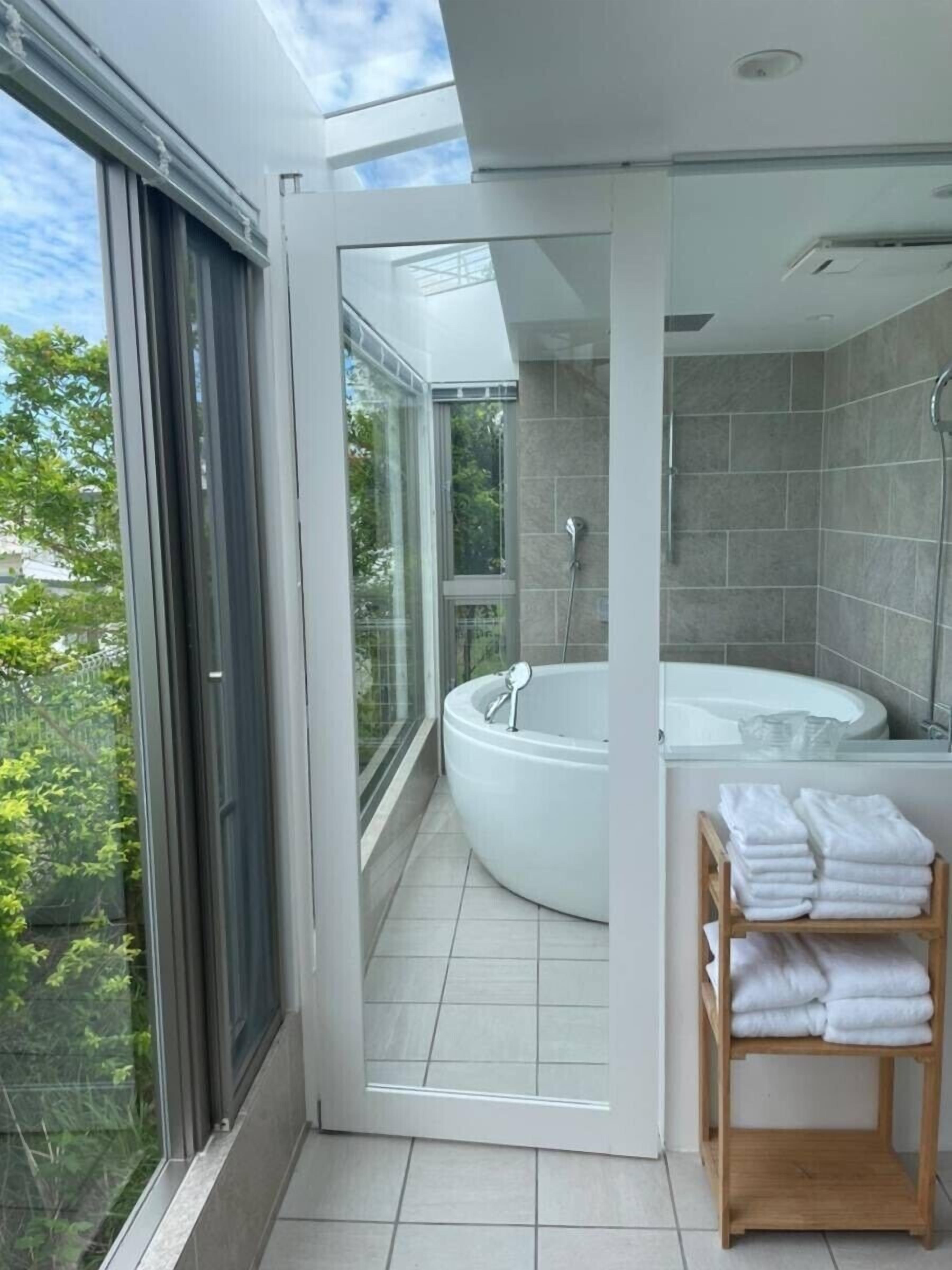 Deluxe Villa | Bathroom | Separate tub and shower, jetted tub, hydromassage showerhead