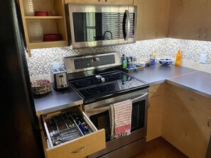 Fridge, microwave, oven, stovetop - SOCO Condo in Quiet East Congress Neighborhood (Austin)