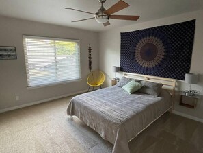 2 quartos, escrivaninha, ferros/tábuas de passar roupa