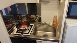 冷蔵庫、電子レンジ、コンロ、電気ポット