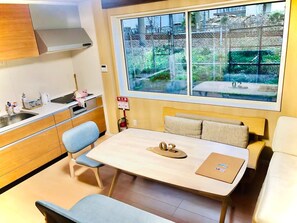 Fridge, microwave, stovetop, cookware/dishes/utensils - Kannomoto ShinImamiya 2nd A new 3story house c - Whole house rental / Osaka Ōsaka (Osaka)