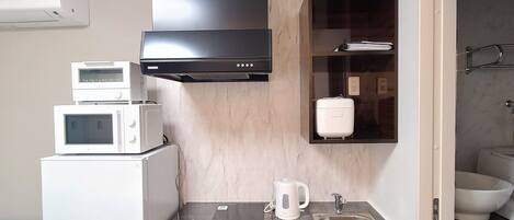 Geladeira, micro-ondas, cooktop, talheres/pratos/utensílios de cozinha