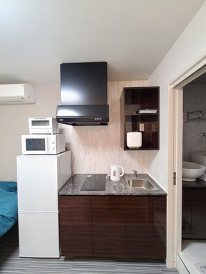 Frigorifero, microonde, piano cottura, pentole/stoviglie/utensili