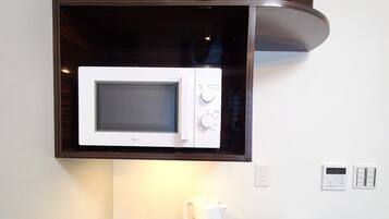 Réfrigérateur, micro-ondes, plaque de cuisson