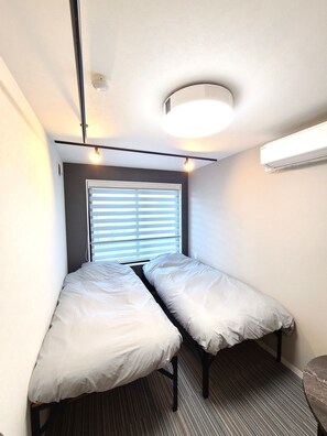 1 室のベッドルーム、デスク、WiFi (無料)、ベッドシーツ