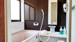 Sèche-cheveux, serviettes fournies, savon, shampoing