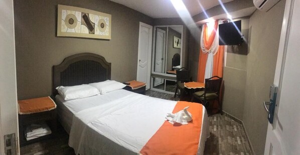 غرفة فردية بتجهيزات أساسية