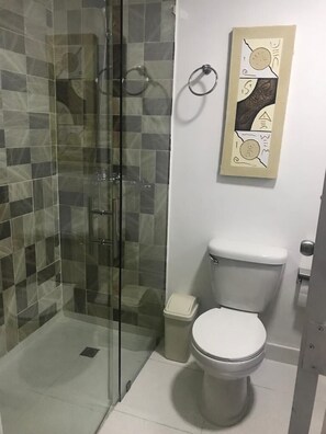 غرفة فردية بتجهيزات أساسية | حمام