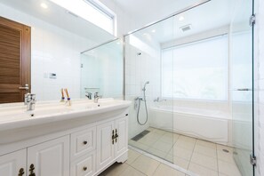 Secador de cabelo, chinelos, toalhas de banho