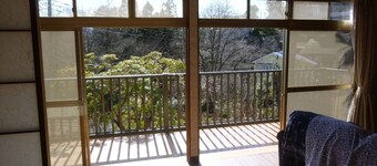 ■屋根付BBQテラスのある貸別荘■1棟貸しなので安全安心■3台分の無料駐車場完備です / 伊豆市 静岡県