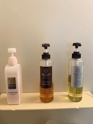 Secador de cabelo, toalhas de banho